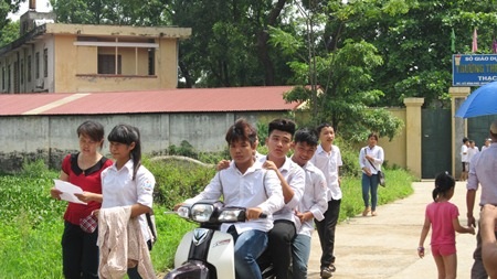 Rời phòng thi, thí sinh đi xe máy đầu trần kẹp 4 ra về - 2 Hình ảnh học sinh lớp 9 đi xe máy đầu trần, kẹp 4 làm nhiều người lắc đầu