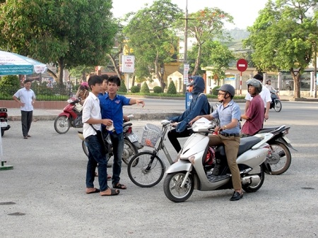 Những hình ảnh đẹp sinh viên tình nguyện tiếp sức mùa thi 2015 - 8 Từng cử chỉ ân cần tư vấn giúp đỡ