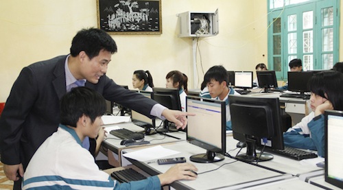 Khoa Quốc tế - phụ trách cụm thi đánh giá năng lực tại Nghệ An - 1 Giám đốc Trung tâm khảo thí ĐHQGHN hướng dẫn thí
sinh làm bài thi đánh giá năng lực.