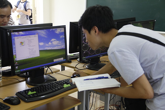 Cán bộ kỹ thuật kiểm tra từng máy tính chuẩn bị cho buổi thi ngày mai 30/5.