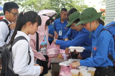 1.200 suất cơm miễn phí dành cho thí sinh thi đánh giá năng lực - 2 Thí sinh đang nhận cơm từ tay sinh viên tình nguyện