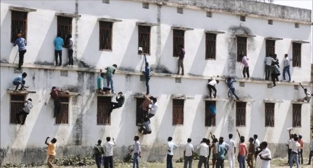 Áp lực học tập buộc học sinh Ấn Độ gian lận