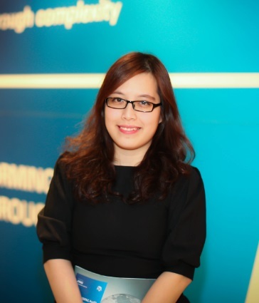 Lấy điểm IELTS 8.5 sau hai ngày ôn thi - 3 Bích Phương chụp ảnh cùng Huân tước David Puttnam trong lễ công bố học bổng Hoàng tử Andrew 2015