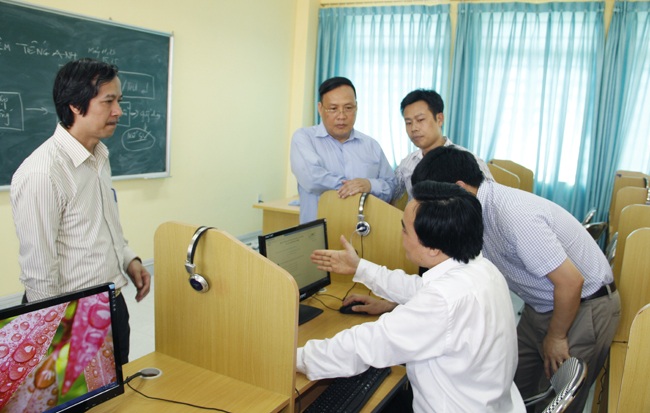 Giám đốc ĐH Quốc gia Hà Nội Phùng Xuân Nhạ đi kiểm tra công tác chuẩn bị phòng thi, máy tính