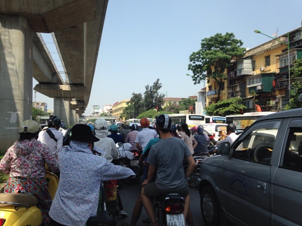 Đội nắng 40 độ chờ con làm bài thi vào ĐHQG Hà Nội