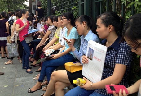 "Người sát hạch có đầu óc bình thường không ai đòi hỏi SV ra trường thành thạo công việc" - 1 Thí sinh xếp hàng chờ đợi dự thi vào công chức Thuế ở Hà Nội.