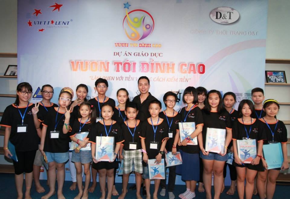 “Học đi đôi với hành” tại Dự án Giáo dục Vươn tới đỉnh cao - 2 NTK Đỗ Trịnh Hoài Nam chụp hình lưu niệm với
các em học sinh trong khóa học