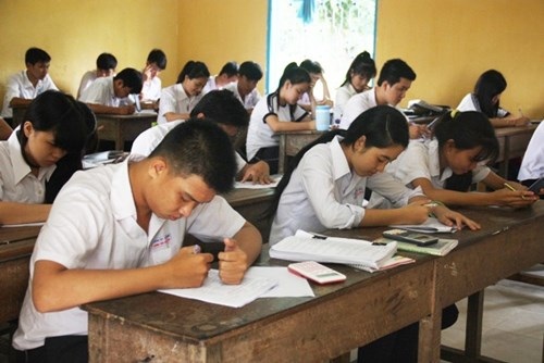 Học
sinh Trường THPT Tháp Mười trong giờ ôn tập Toán trước kỳ thi THPT quốc gia