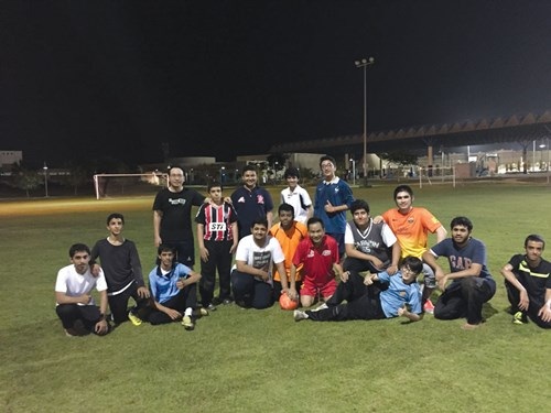 "Xuất khẩu toán chuyên" sang vùng Vịnh - 2 Học sinh và thầy giáo cùng chơi
thể thao. TS. Trần Nam Dũng (áo đỏ) ngồi giữa