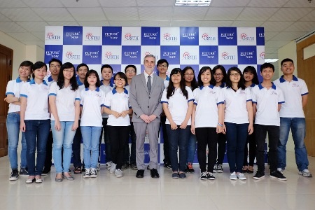 Hạn chót nộp hồ sơ vào trường Đại học Việt Pháp - 1 Sinh viên
Nhà trường chụp ảnh cùng thầy Hiệu trưởng GS. Patrick Boiron