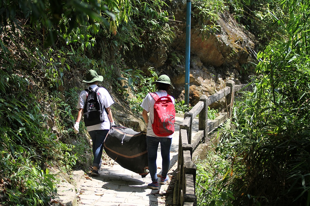 Sinh viên vác từng bao tải rác xuống chân núi