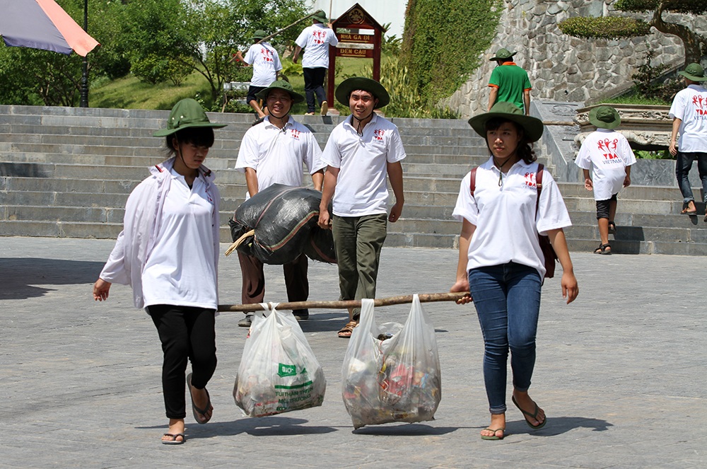 Sinh viên vác từng bao tải rác xuống chân núi