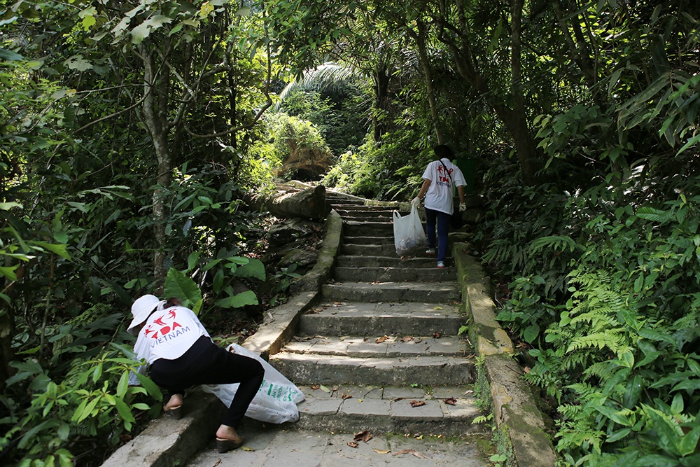 “Các bạn vứt rác – Người khác phải nhặt”