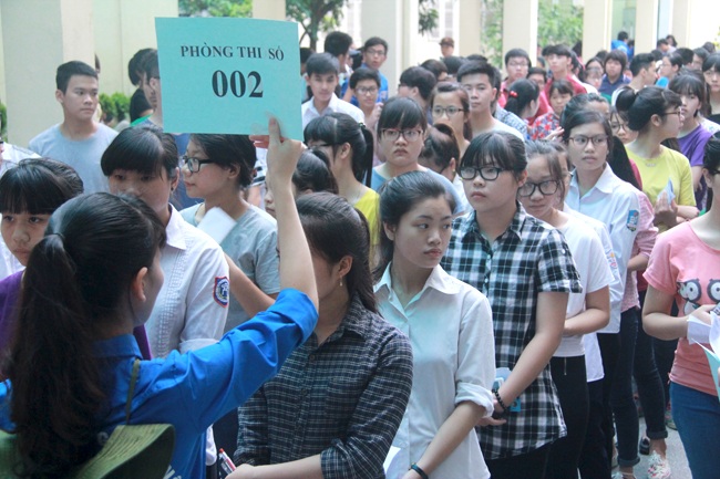 Thí sinh xếp hàng vào phòng thi của Kỳ thi đánh giá năng lực