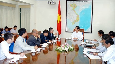 Nhóm đối thoại giáo dục đưa ra hướng cải cách giáo dục đại học ở Việt Nam - 1 Thủ tướng Nguyễn Tấn Dũng thân mật tiếp Giáo sư Ngô Bảo Châu và Nhóm
đối thoại giáo dục năm 2014