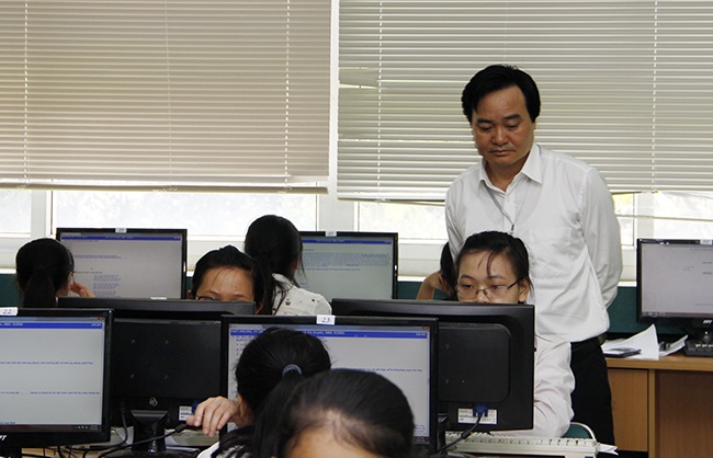 Trên 70% thí sinh thi đánh giá năng lực đạt điểm trung bình trở lên - 2 Giám đốc ĐH QGHN Phùng Xuân Nhạ thanh tra tại 1 phòng thi