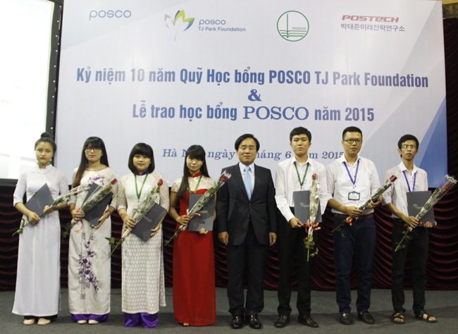 Sinh viên xuất sắc nhận học bổng POSCO TJ Park - 1 Sinh viên xuất sắc nhận học bổng POSCO TJ Park