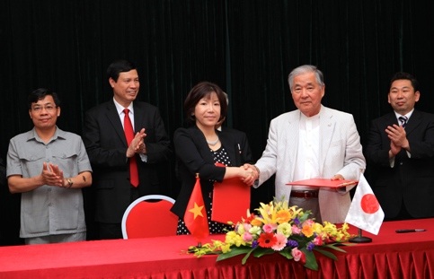 Các nhà khoa học hỗ trợ nông dân xuất khẩu 100.000 tấn vải thiều - 3 Đại diện AIC ký kết hợp tác với các doanh nghiệp Nhật Bản