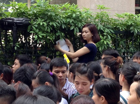 Xếp hàng nộp hồ sơ thi công chức Thuế ở Hà Nội.