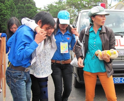 Gần 53.000 sinh viên tình nguyện tham gia “Tiếp sức mùa thi” 2015 - 1 Sinh viên tình nguyện giúp đỡ thí sinh đến trường thi năm 2014