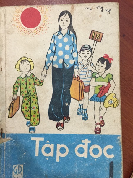 Tranh luận bài thơ "Gửi lời chào lớp Một" là của ai - 1 Bài
thơ Gửi lời chào lớp Một trong Sách tập đọc năm 1981