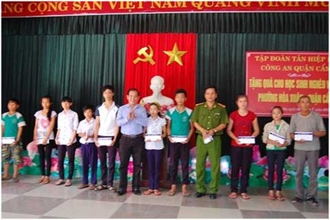 Tân Hiệp Phát trao tặng học bổng cho học sinh nghèo vượt khó học giỏi - 2 Đại
diện Tập đoàn Tân Hiệp Phát trao qua cho học sinh nghèo vượt khó vùng bãi ngang
xã Lộc Bình.