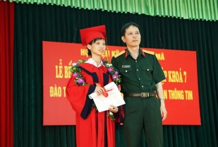 Giám đốc Học viện Kỹ thuật Mật mã trao bằng cho Thủ khoa xuất sắc của khóa