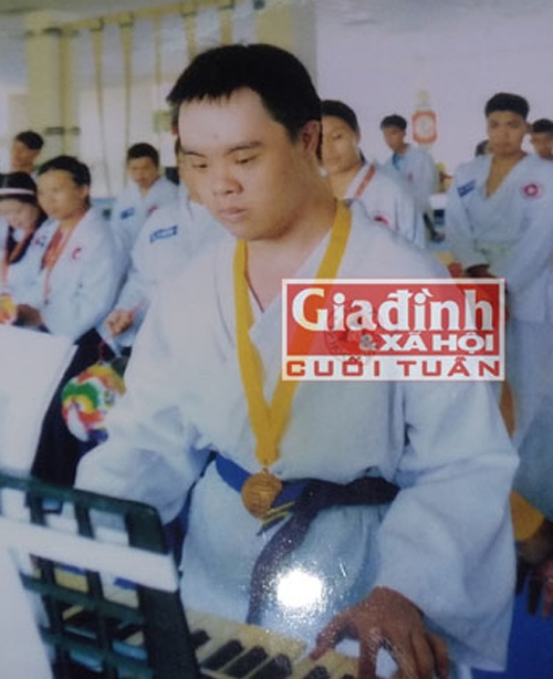 Người cha giúp đứa con bị bệnh Down thành sinh viên giỏi toàn năng - 2 Phạm
Đăng Mừng trong lớp võ Aikido.