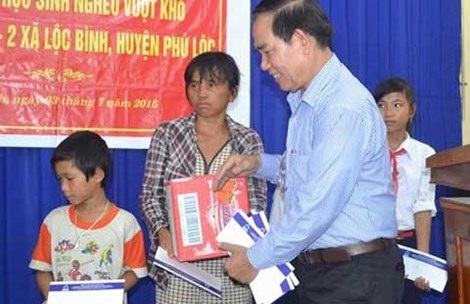 Tân Hiệp Phát trao tặng học bổng cho học sinh nghèo vượt khó học giỏi - 1 Đại
diện Tập đoàn Tân Hiệp Phát trao qua cho học sinh nghèo vượt khó vùng bãi ngang
xã Lộc Bình.