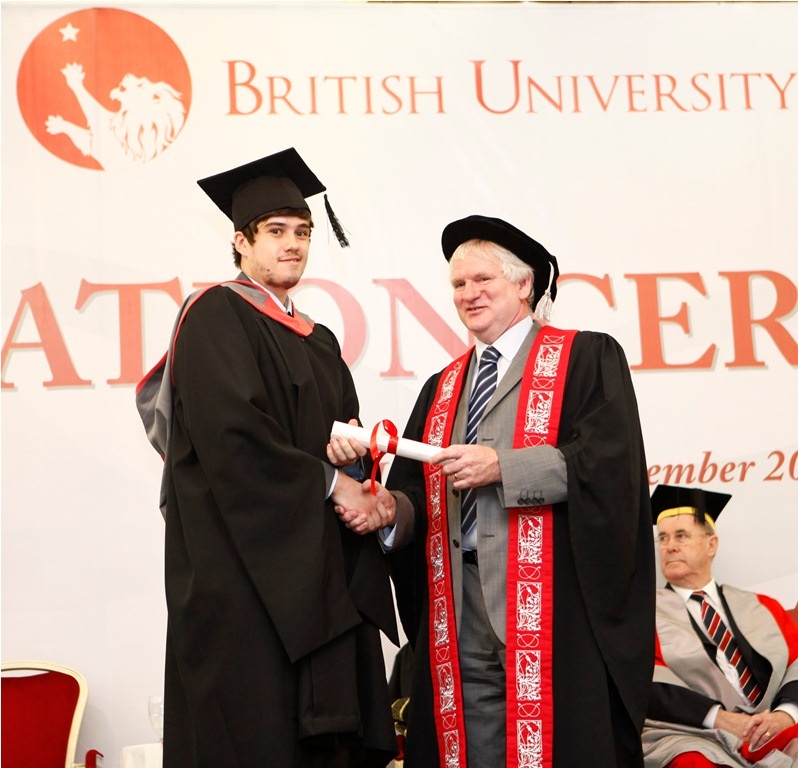 Đại học Anh quốc Việt Nam – Thu hút nhiều sinh viên quốc tế đến học - 1 Scott Oakley nhận bằng tốt nghiệp do đại diện trường Đại học Staffordshire trao
