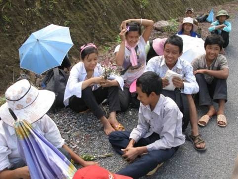 Học sinh huyện Mường Nhé nghỉ giải
  lao trên đường đến trường.