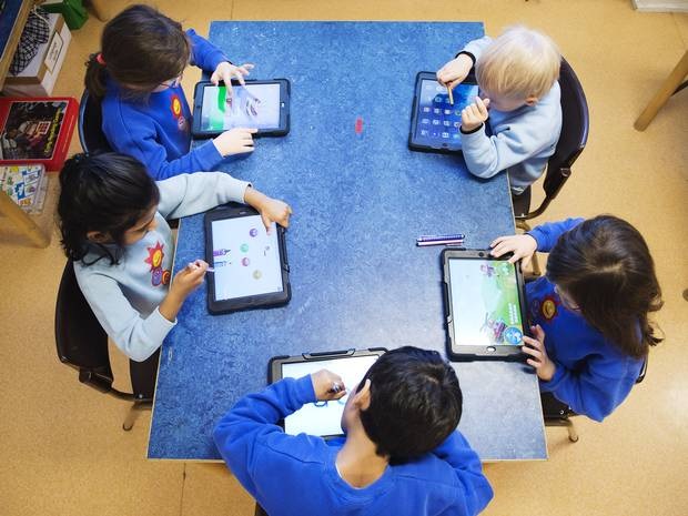 Anh: Nên đầu tư tiền vào giáo viên hay iPad? - 1 Anh: Nên đầu tư tiền vào giáo viên hay iPad?