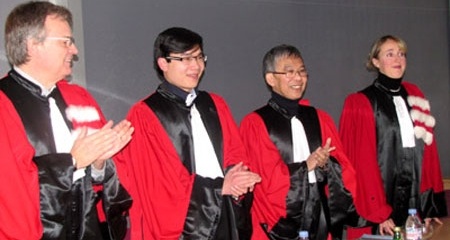 TS. Nguyễn Đức Khương thứ 2 (từ
  trái sang)