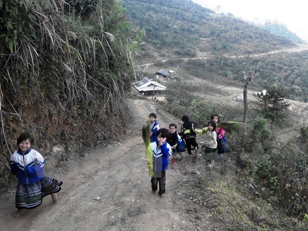 Chuyện giáo viên “gieo” chữ… lưng trời, “săn” học sinh - 1 Học sinh bản Háng Tàu hồn nhiên, vui vẻ
trên đường đến trường. (Ảnh: Việt Hùng/Vietnam+)