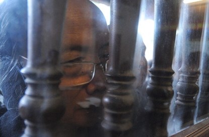 Những người chưa đến lượt thi sốt ruột ngó vào bên trong