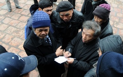 Kết thúc giờ thi, người viết tụ nhau lại để bàn về chữ viết đúng sai