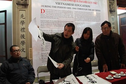 Kết thúc giờ thi, người viết tụ nhau lại để bàn về chữ viết đúng sai