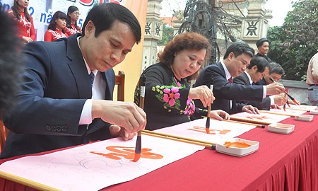 Các đại biểu khai
  bút đầu xuân với 5 chữ: Đức-Trí-Học-Thành-Nhân.