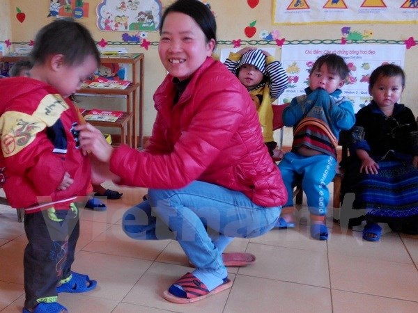 Chuyện giáo viên “gieo” chữ… lưng trời, “săn” học sinh - 2 Học sinh bản Háng Tàu hồn nhiên, vui vẻ
trên đường đến trường. (Ảnh: Việt Hùng/Vietnam+)