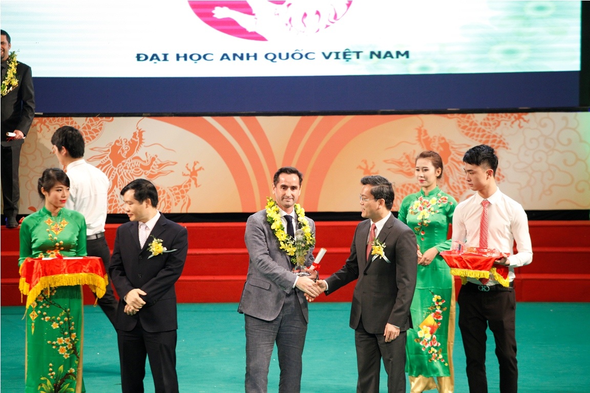 Đại học Anh quốc Việt Nam – Thu hút nhiều sinh viên quốc tế đến học - 3 Kyu Hee phát biểu tại buổi party nhân dịp Halloween do sinh viên BUV tổ chức