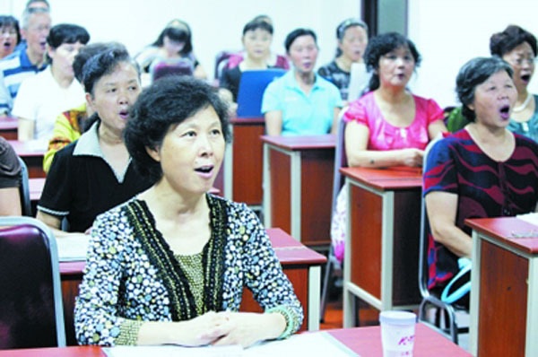Trung Quốc: Trường đại học dành cho người cao tuổi - 4 Các học viên đang luyện thanh trong lớp
học Kinh kịch