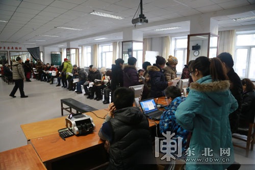 Trung Quốc: Trường đại học dành cho người cao tuổi - 2 Hơn 100 người già xếp hàng đợi đến lượt
nộp học phí