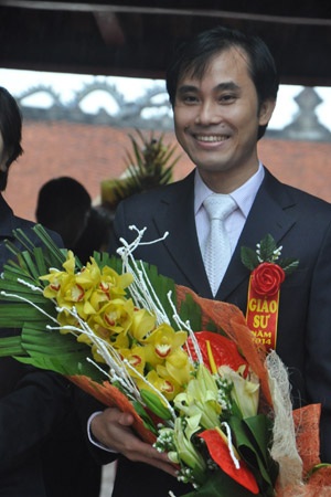Tân giáo sư trẻ nhất Việt Nam: Tôi may mắn có bàn tay giúp đỡ! - 1 Tân GS Phan Thanh Sơn Nam (Ảnh: Văn Chung)