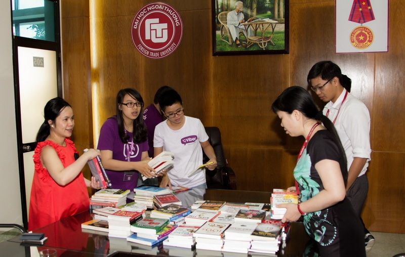 Viber VN trao tặng sách cho trường ĐH Ngoại thương