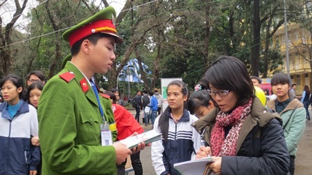 Một số điểm mới trong công tác sơ tuyển vào khối trường công an - 1 Sinh viên Học viện Cảnh sát tư vấn cho thí sinh về các quy định trong thi tuyển khối trường công an
