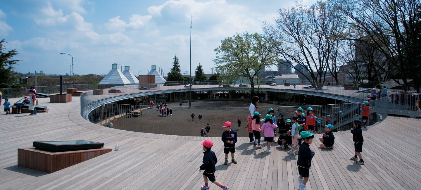 Ngoài cầu thang còn
có cả cầu trượt