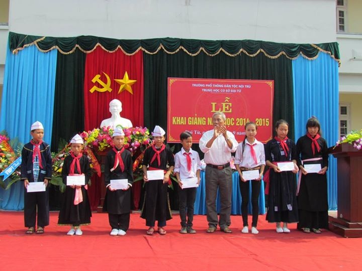 Suốt đời vì sự học của Phó Chủ tịch Hội Khuyến học huyện Đại từ - 1 Ông Trịnh Trọng Thủy, người
đứng giữa, trao phần thưởng cho các em học sinh