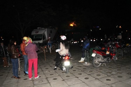 Hàng ngàn người đón năm mới trong giá rét