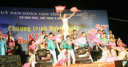 Tiết mục chào xuân thênh thang Việt Nam.