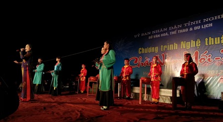 Nghệ do NSND Hồng Lưu trình bày ca khúc Bác về vui với cháu con.